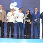 Bernardo Hilario recibe premio junto a autoridades de salud y el MAP