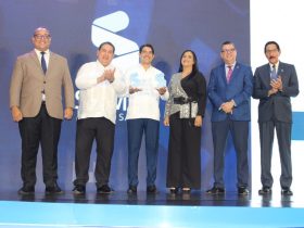 Bernardo Hilario recibe premio junto a autoridades de salud y el MAP