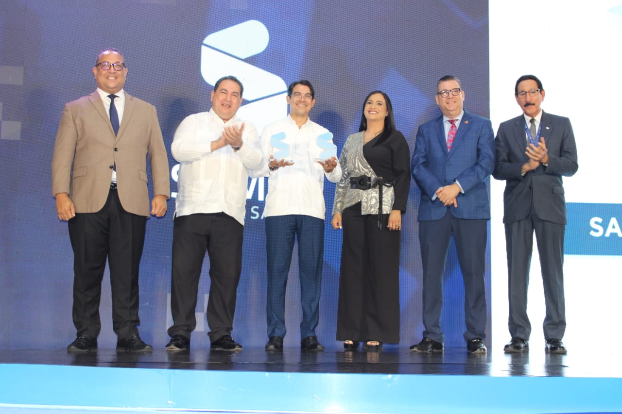 Bernardo Hilario recibe premio junto a autoridades de salud y el MAP